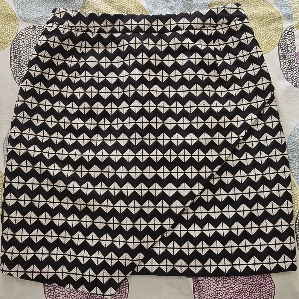 Black & White Geometric Print Mini Skirt – Size 2